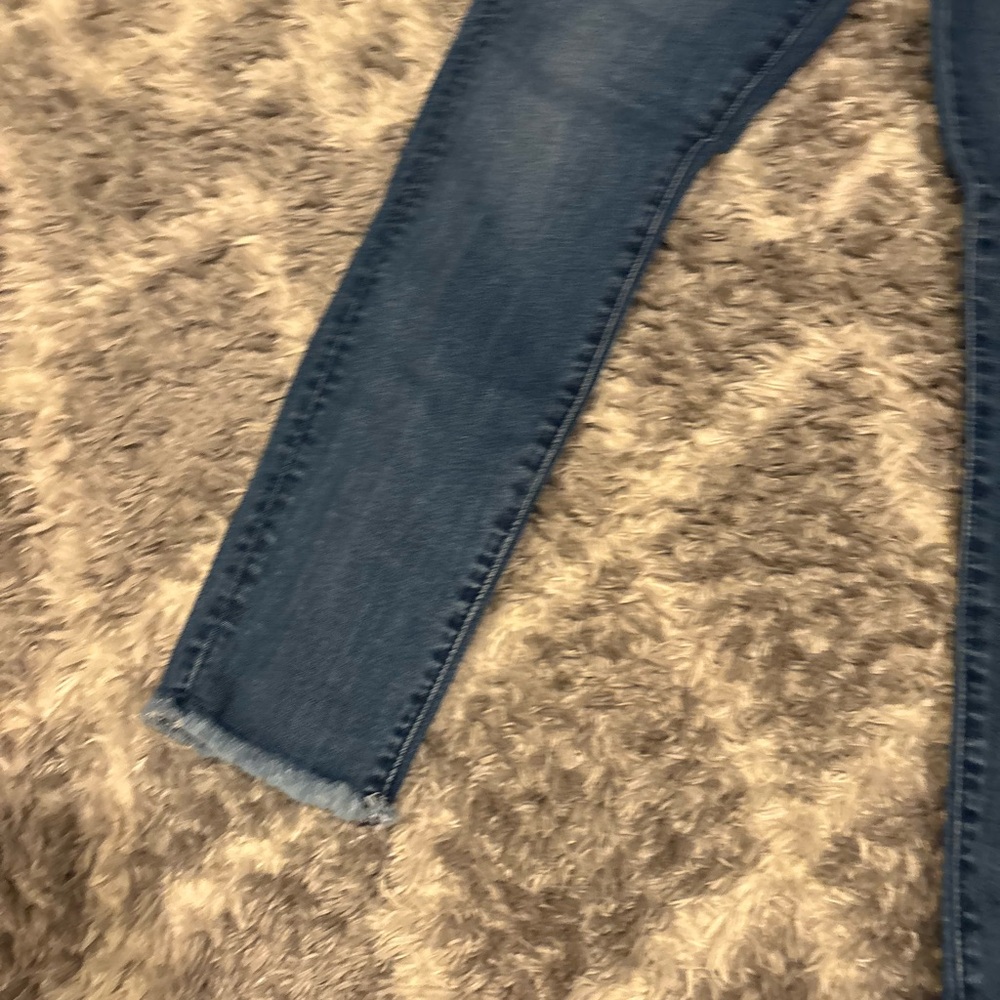Women's LOFT Blue Demim Jeans - distressed bottoms Size 28/6 NWOT - Picture 6 of 11